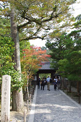 京都市,左京区,紅葉が始まる慈照寺（銀閣寺）門前の賑わい（2012年10月27日撮影）